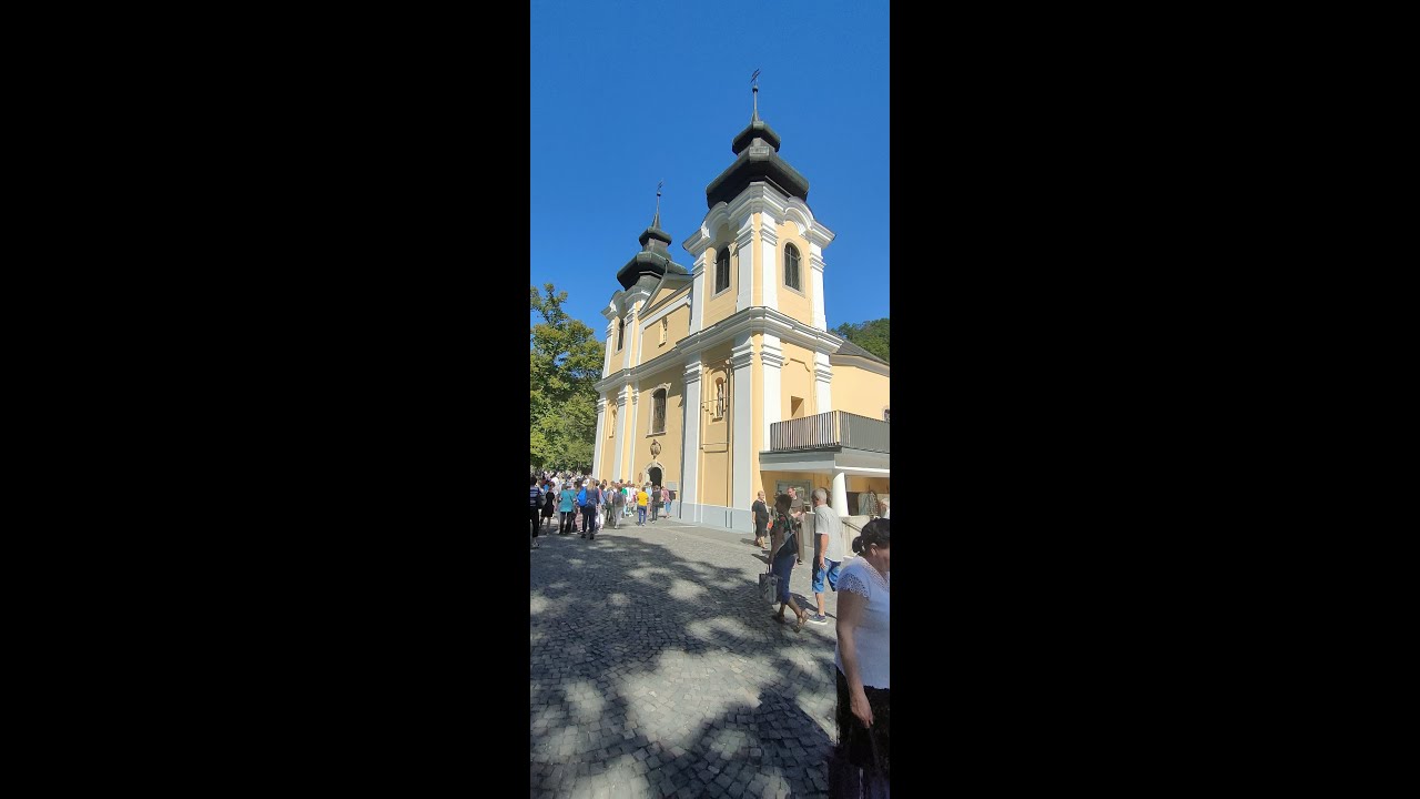 Mátraverebély-Szentkút: a miséző papság bevonulása a Nagyboldogasszony napi búcsúi misére aug. 13.