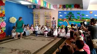 Виступ малюків на випускному святі.