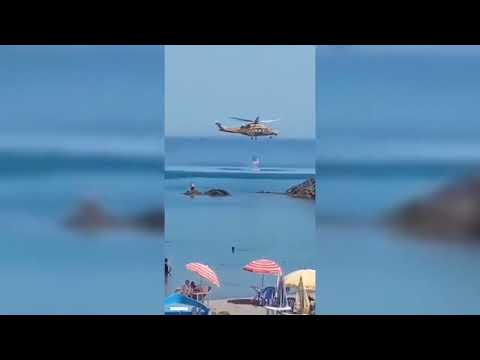 شاهد حوامة الإنقاذ للحماية المدنية تملأ المياه من البحر لإطفاء حريق مشتعل في أعالي تيشي ببحاية