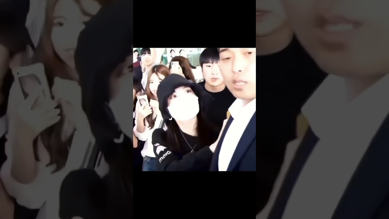 IU Telling Bodyguard Not To Push Fans 