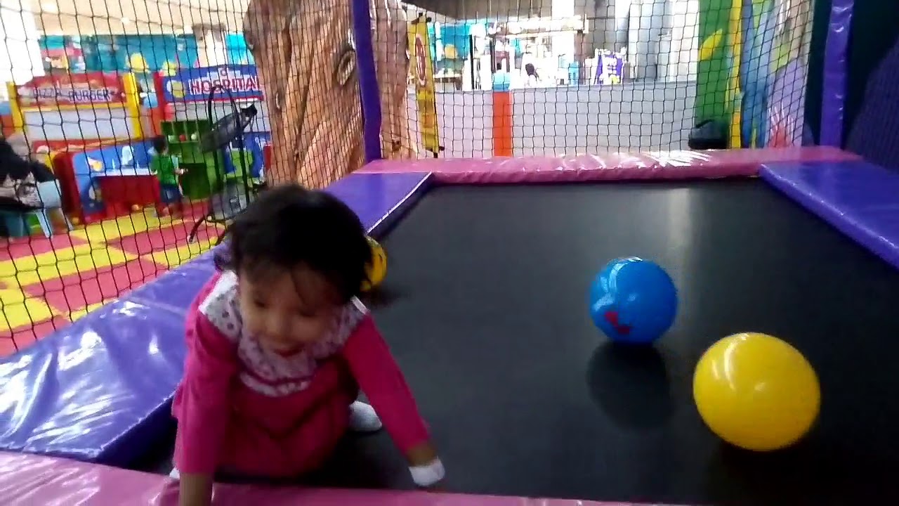 Aksi Trampolin Shazia "Fun and Play" Ubertoz Bandung YouTube