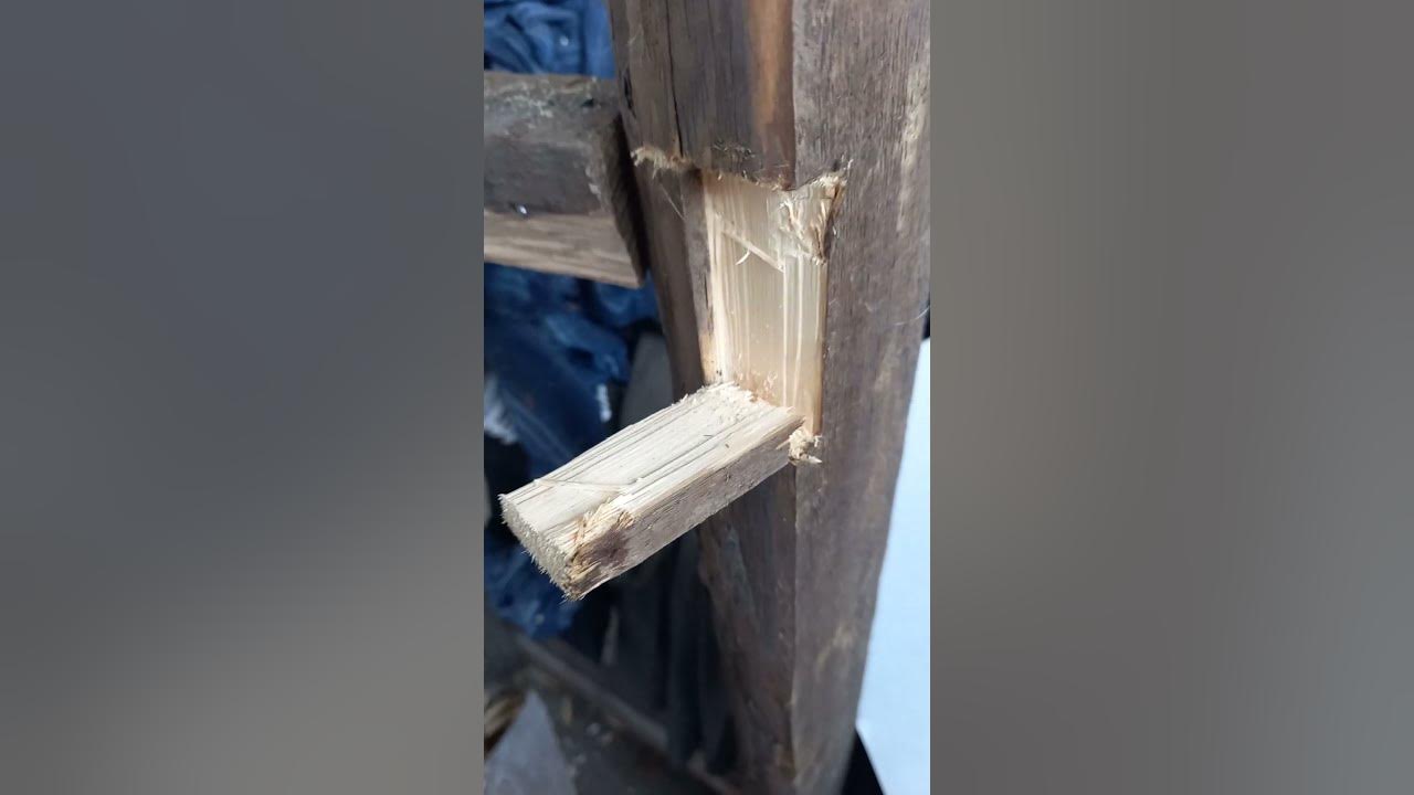 Отколупнул стамеской кусок древесины от правого несущего бруса ...