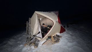 ЗИМА, ТАЙГА И МНОГО СНЕГА! ЖИВЁМ НА ЛЬДУ В ПАЛАТКЕ, КАК ДОМА \ РЫБАЛКА НА ЖЕРЛИЦЫ, УСПЕХ НАПАРНИКА.