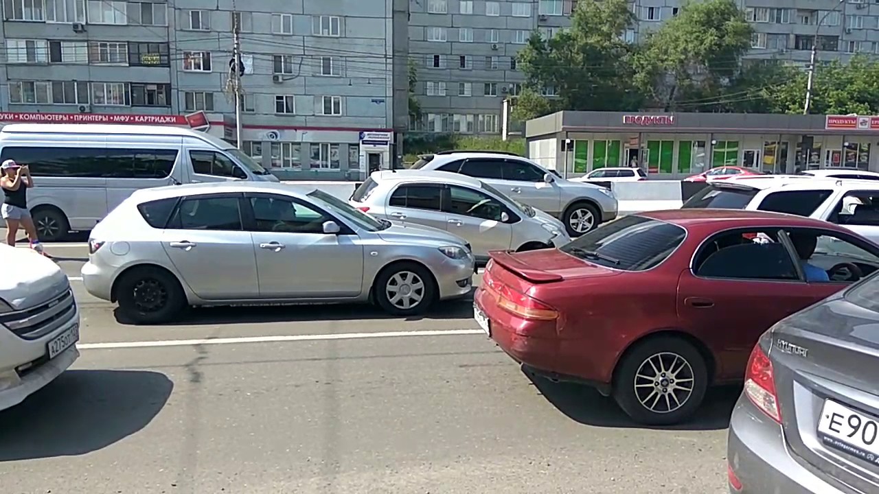 Машина провалилась под асфальт