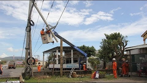 Nỗ lực khắc phục lưới điện sau bão số 10 (Bualoi) tại tỉnh Quảng Trị