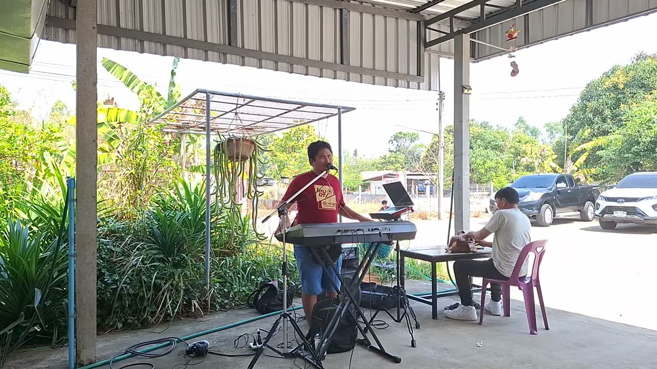 แสดงสดงานกลางวันแม็กกี้ปะทะหมอลำปริญญา