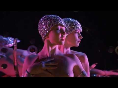 Feu, le nouveau spectacle du Crazy Horse dirigé par Christian Louboutin (bande-annonce)