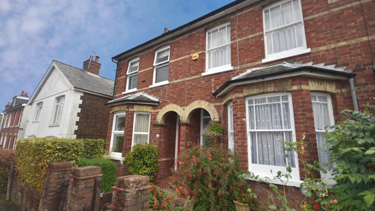 3 Bedroom bay fronted semi detached family home in Erskine Park Road