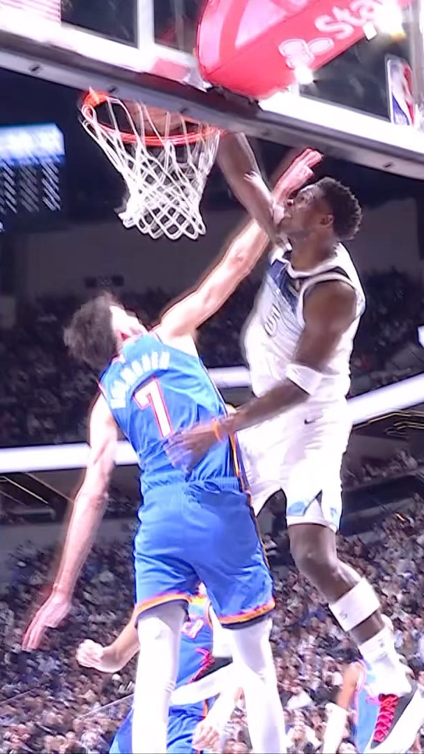 Edwards elevates and DETONATES for the POSTER SLAM
