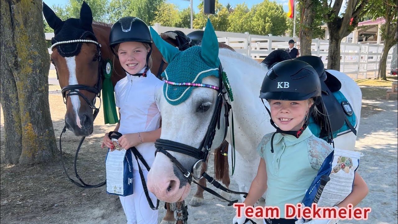 Dalina und Divia reiten ihren ersten Springreiterwettbewerb