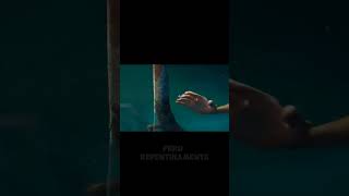 Los peces pirhana se están comiendo esa vaca 😱resumen de la película #pelis #pelicula #peliculas