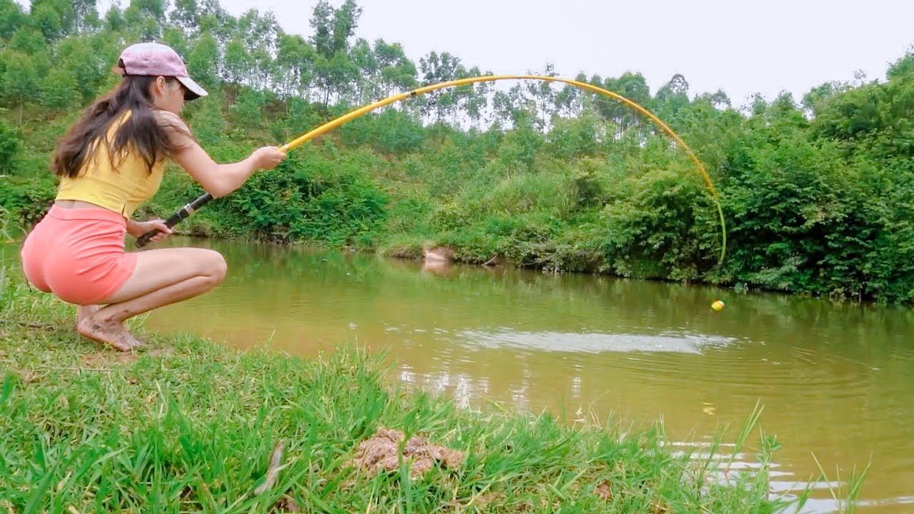 Hana Fishing || The Fisher Girl Caught a Lot of Fish in the Village Largest Pond || Hook Fishing