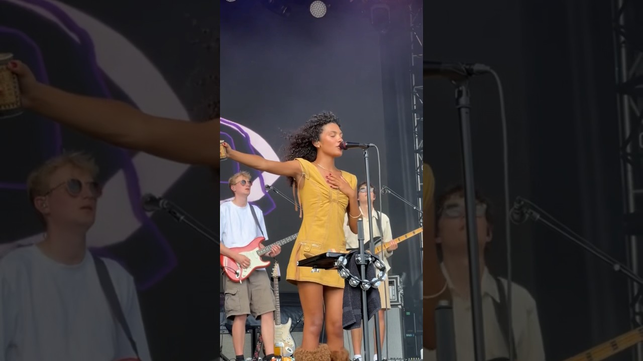 Olivia Dean - carmen live at ​⁠​⁠​⁠@lollapalooza 🌹#oliviadean #shorts