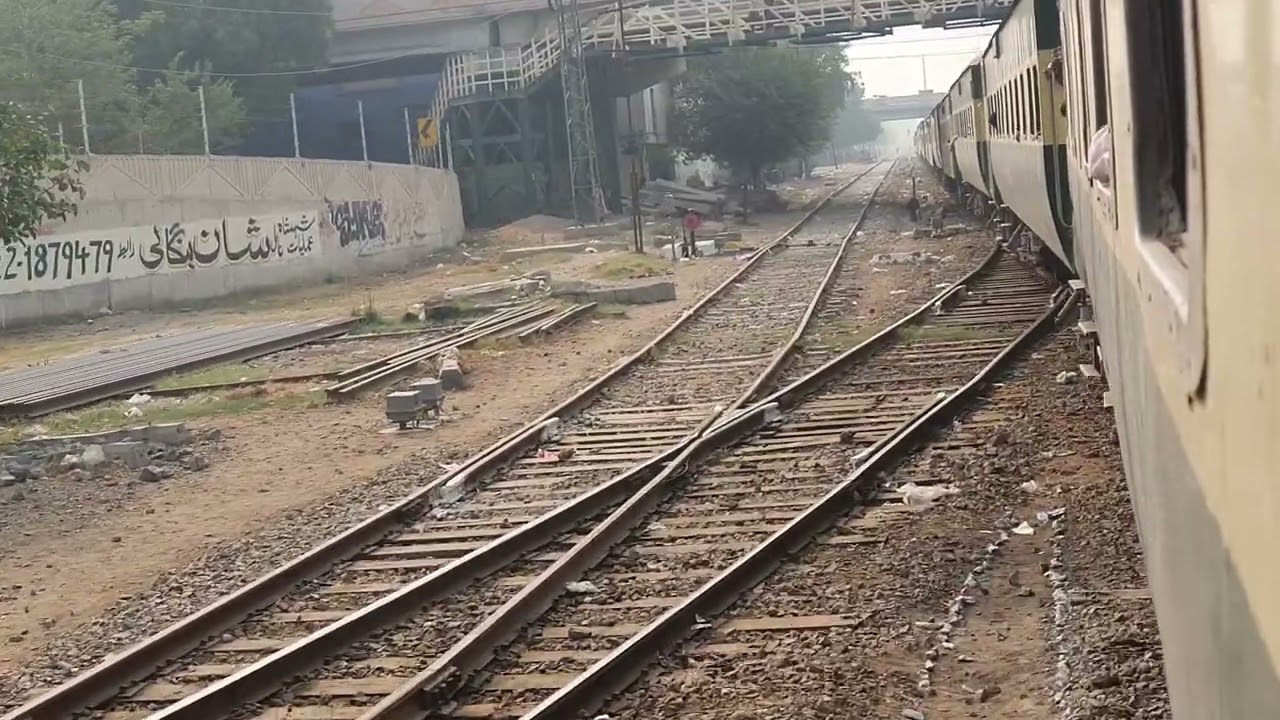 2DN Khyber Mail Express departure from Multan Cantt. Time 2:27 PM. Dated: October 29th, 2023.