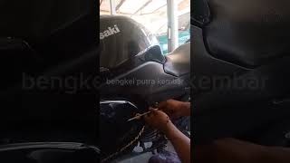 Cara Buka Jok Depan Motor Kawasaki Ninja 250cc #servicemotor #fouryou @bengkelptrakembar