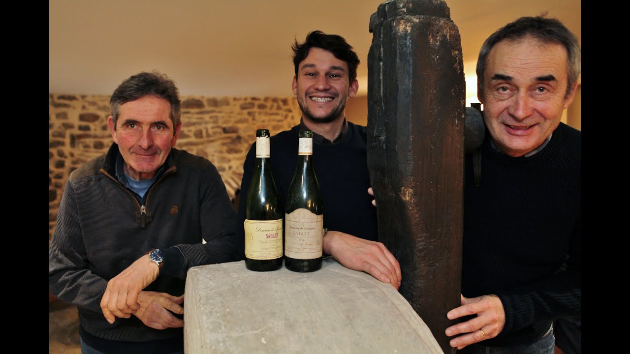 Deux vignerons de l'appellation Sablet, un sommelier titré et 2 vins blancs de 1996 étonnants