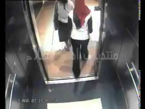 Asansörde Yiyişen Kızlar