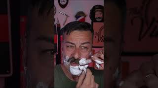 Ascolta il suono del rasoio Styletto v2 accompagnato dal set da barba 3P