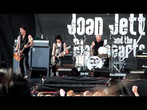 Joan Jett "Do You Wanna Touch Me (Oh Yeah)" live i...