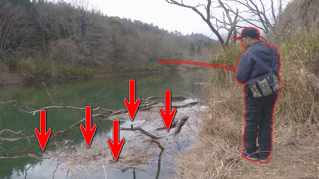 足元の魚の隠れ家にルアーを落とすと…。