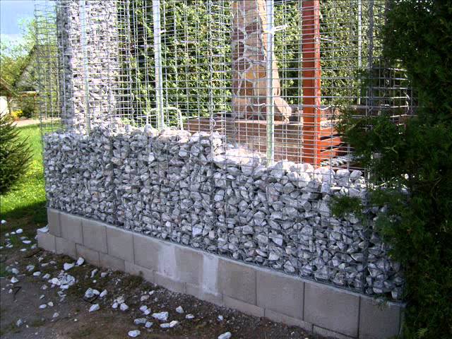 Gabbioni in pietra in giardino, idee e consigli Gabbie zincate per recinzioni in sassi