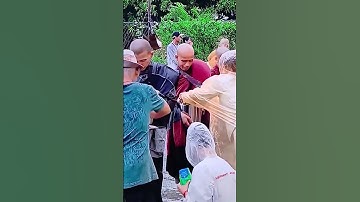 buổi sáng trời mưa lớn các sư phụ đi khất thực gieo duyên với bà con phật tử tại Ấn Độ