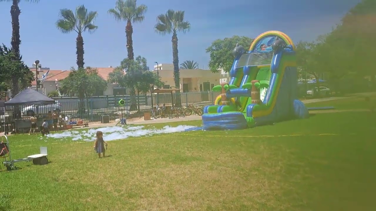 מגלשת מים ומכונת קצף – הקומבינה המנצחת של הקיץ