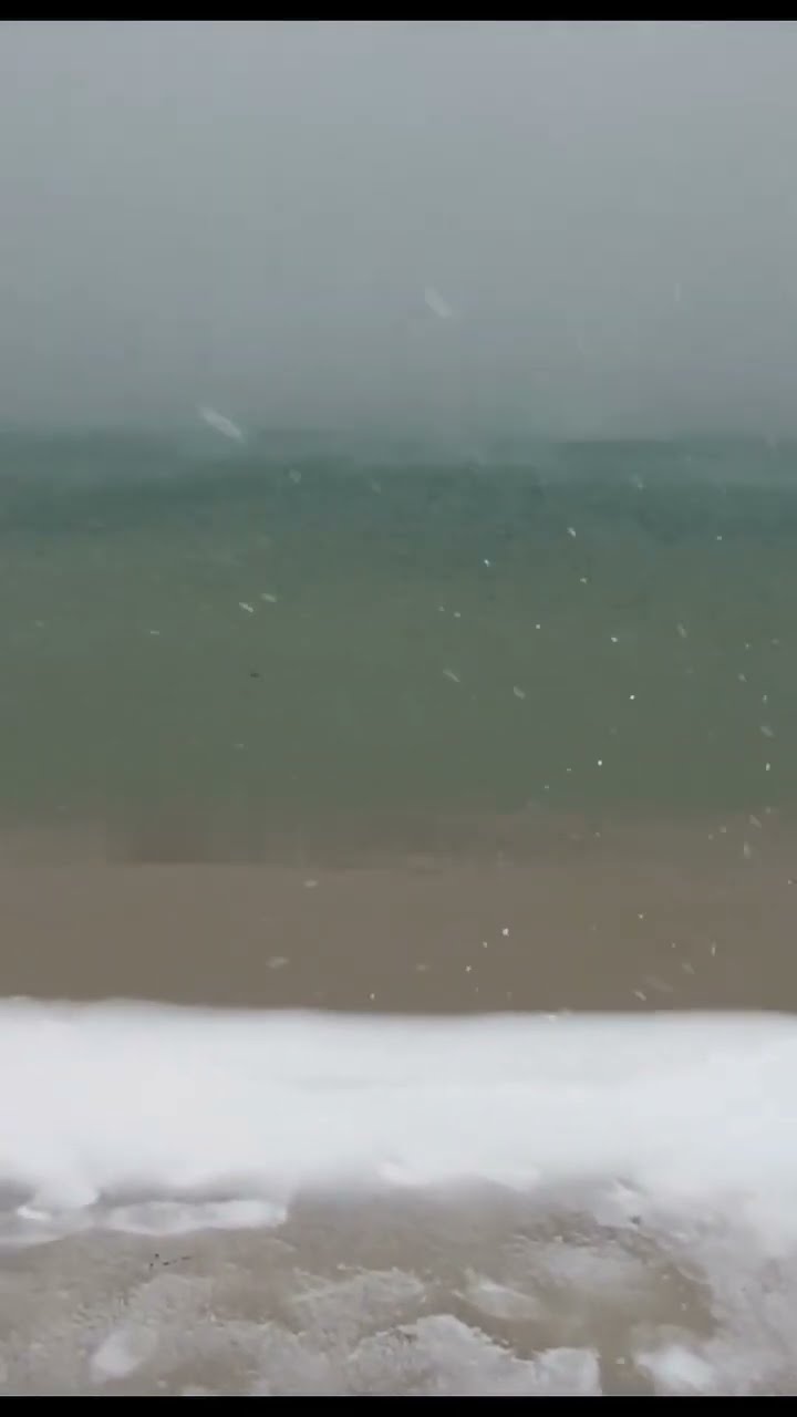 Snow Falls On Florida Beach || ViralHog