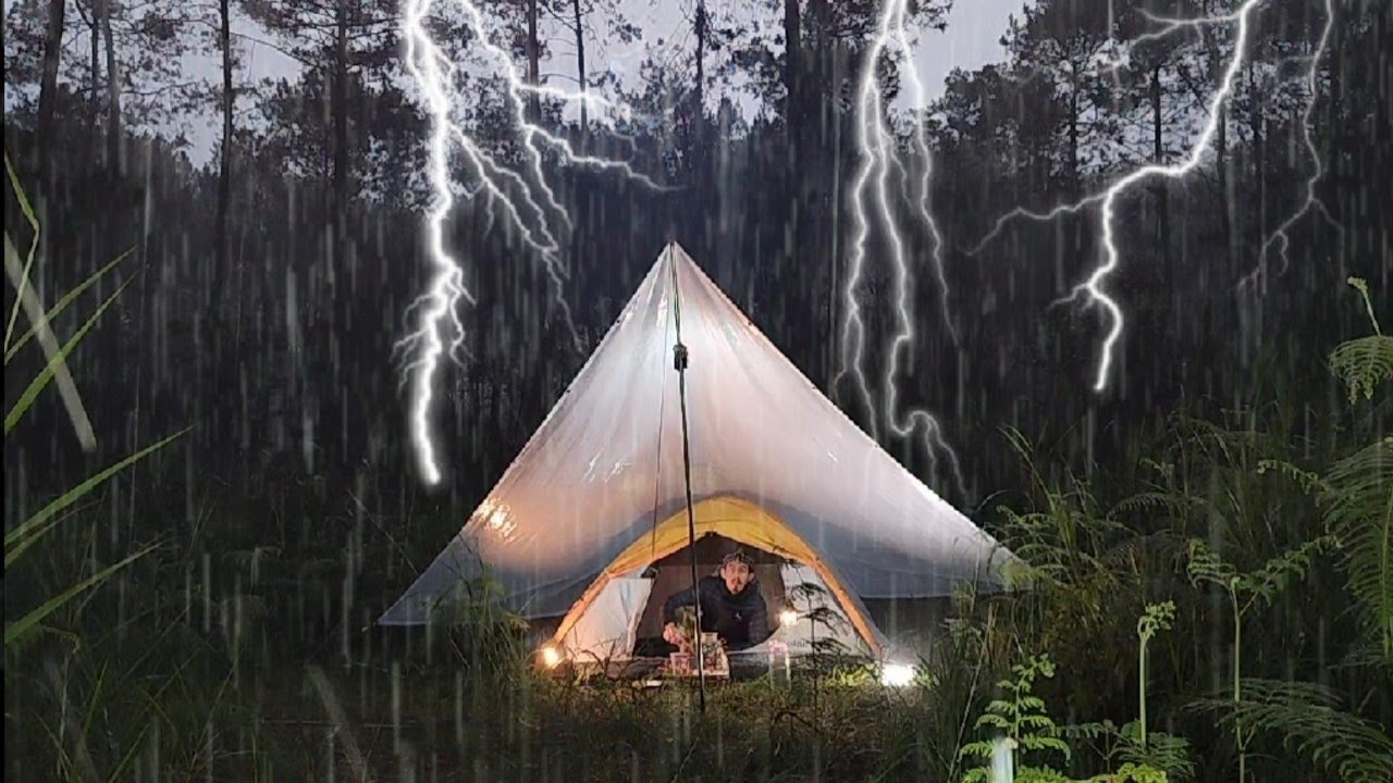 SOLO CAMPING IN HEAVY RAIN AND THUNDERSTORMS, IN THE RAIN ALL NIGHT ...