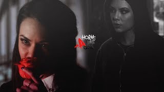 ● Mona Vanderwaal  | Horns like a devil