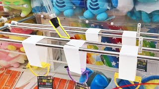 This claw machine uses a Knife to win!