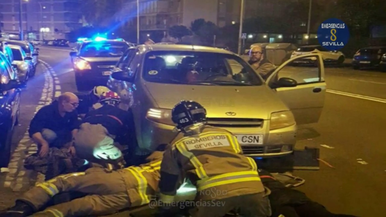 Milagroso rescate de un perro atrapado bajo un auto gracias a bomberos y policía local de Sevilla