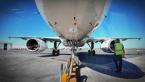 Pushback con motor encendido en posición ✈️#aircraft #osmopocket3 #pushback #airbus #aviation 
