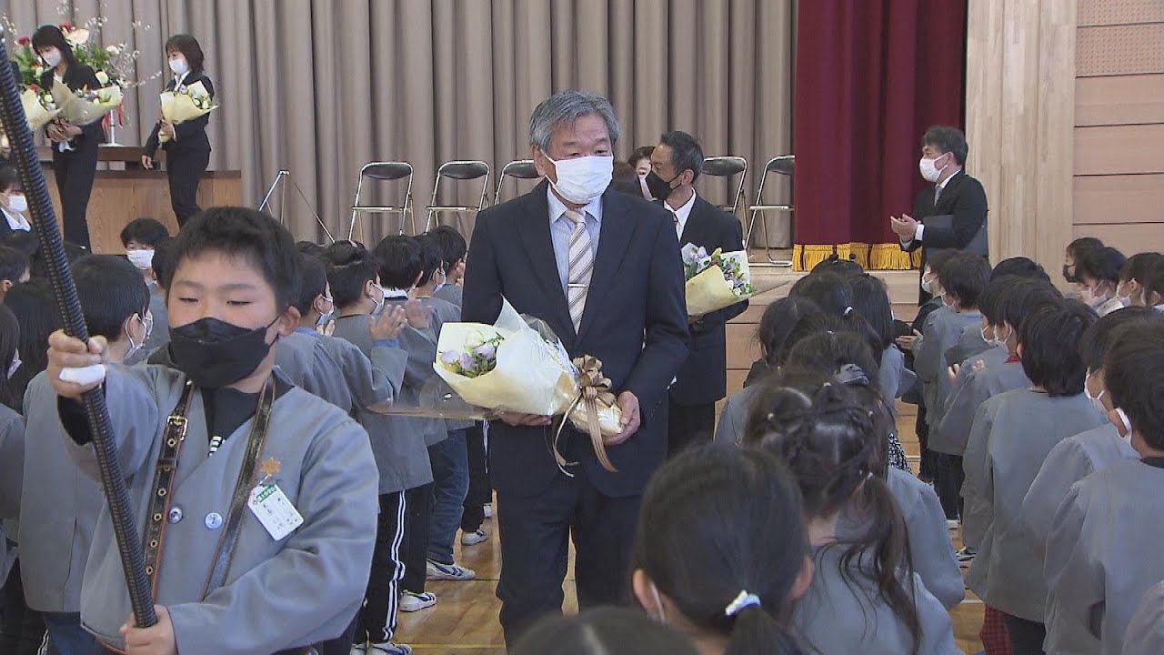 別れの春「先生たちと過ごした時間を忘れません」小学校で離任式　330人退職、1077人異動　福島