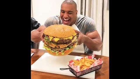 أكبر  برغر بالعالم 😅😳😂 the big hamburger in the world