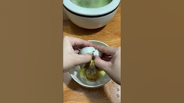 bữa cơm đơn giản của cô công nhân