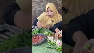 LALAPAN DAUN KELOR MENTAH