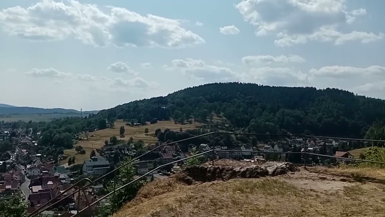 Blick auf die Stadt Steinbach-Hallenberg / Thüringen von der Burgruine Hallenburg