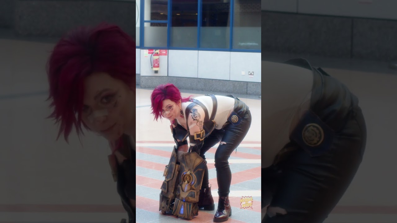Funny Cosplay Moment - Vi "Helps" Caitlyn #cosplay #funny #comedy