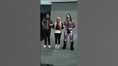 Dominik Mysterio and Liv Morgan were seeing double when Lin Manuel Miranda showed up! 🎃