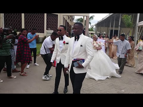 UMATI WAVAMIA KANISA BILLNASS Na NANDY WAKIINGIA KUFUNGA NDOA WANAMELEMETA 