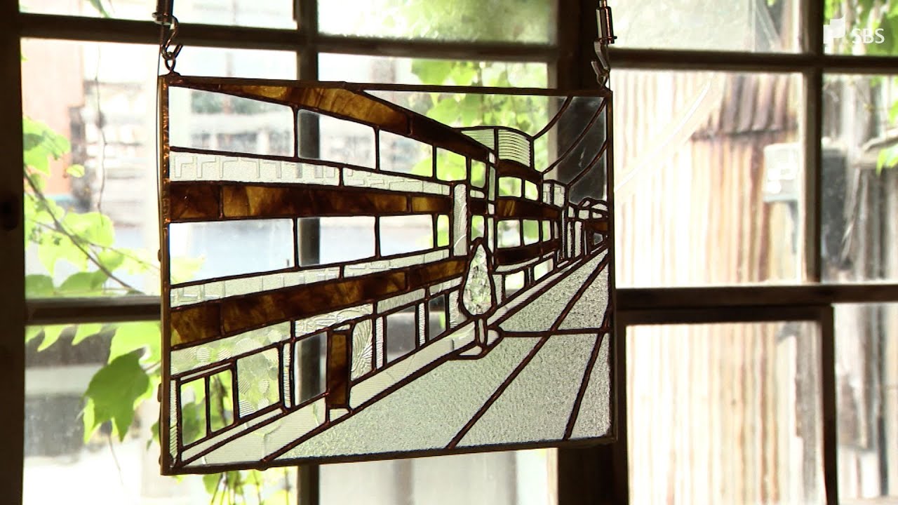 「壊されて寂しいと思っていたけど…感無量」取り壊された建物の廃材でステンドグラスに 作家が「アーケード名店街」を再現【静岡】