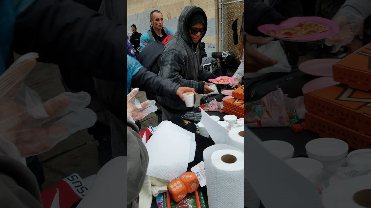 #kingdumteenz Feeding the homeless December 23 Heartsoldiers kingdum teenz Playground preachers bekijken op YouTube #kingdumteenz Feeding the homeless December 23 Heartsoldiers kingdum teenz Playground preachers bekijken op YouTube