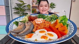 ข้าวคลุกน้ำพริกเผาผักต้ม ปลาทูทอด ไข่ต้ม อร่อยเกลี้ยงถาดเลยจ้า 6 พฤษภาคม พ.ศ.2567