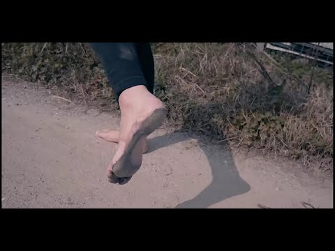 Mianmian barefoot in the countryside
