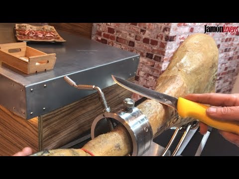 Sanchez Alcaraz - Un imprescindible para los amantes del jamón 😍👏🏻 Jamonero  profesional fabricado en madera de gran calidad con soporte giratorio 360º  para facilitar el corte. Gracias a su cabezal puedes