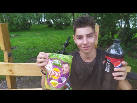 ОБЗОР ЕДЫ НА ПРИРОДЕ. LAY'S СО ВКУСОМ "КЕСАДИЛЬЯ С СОУСОМ САЛЬСА" И PEPSI С ГНИЛОЙ ВИШНЕЙ (НЕТ).