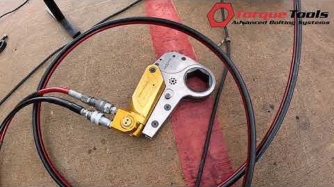 Using a Hydraulic Low Profile Torque Wrench
