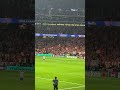 Antoine Griezmann célèbre avec les fans après la victoire sur Barcelone 🕺