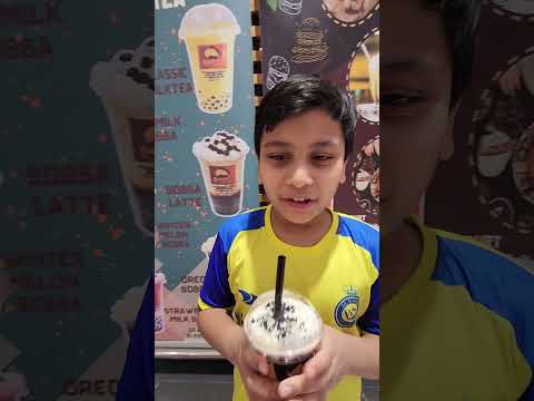 Trying Oreo Boba